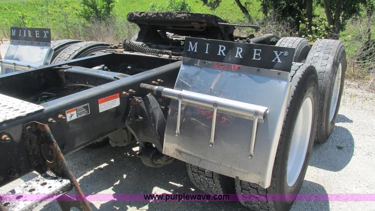 image for item J8547 2006 Freightliner Columbia semi truck