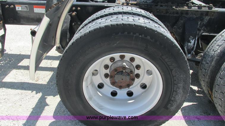 image for item J8547 2006 Freightliner Columbia semi truck