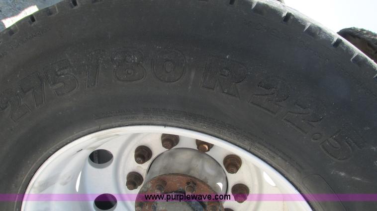 image for item J8547 2006 Freightliner Columbia semi truck