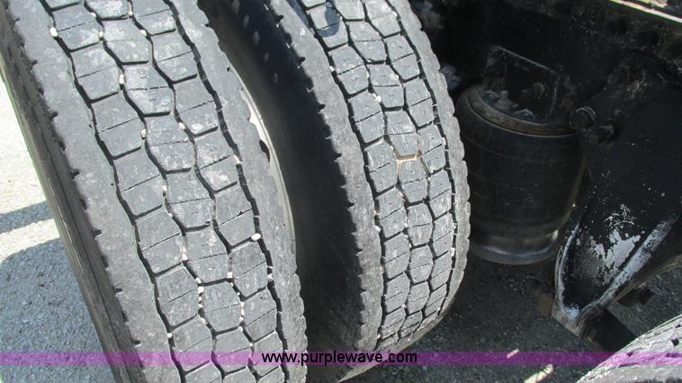 image for item J8547 2006 Freightliner Columbia semi truck