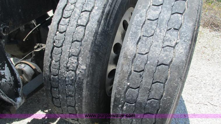 image for item J8547 2006 Freightliner Columbia semi truck