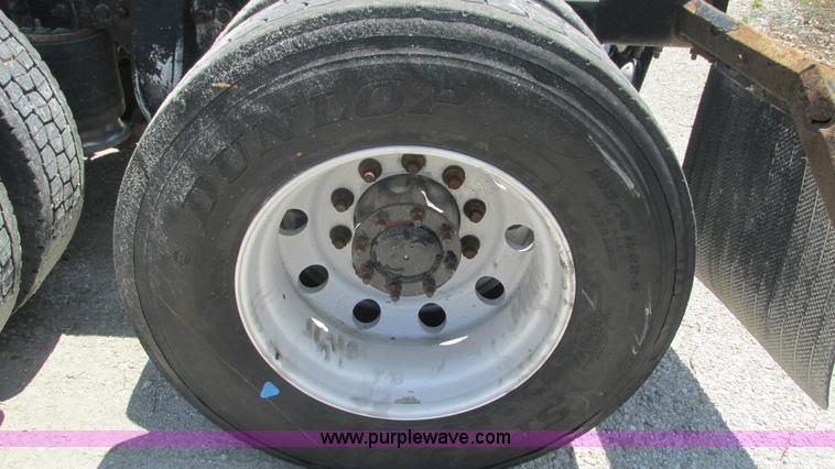 image for item J8547 2006 Freightliner Columbia semi truck