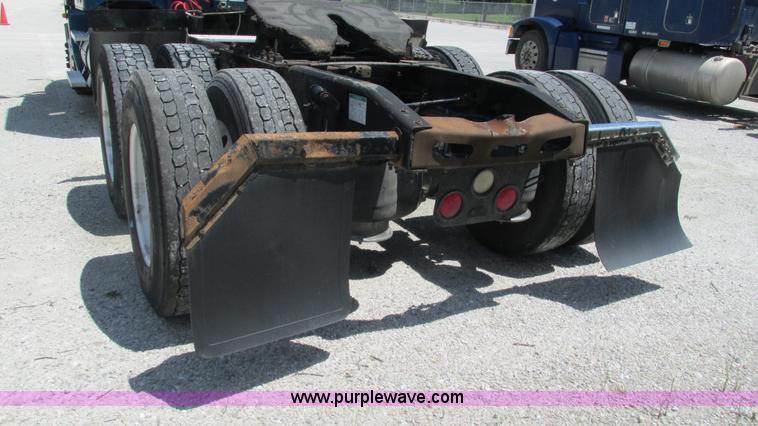 image for item J8547 2006 Freightliner Columbia semi truck