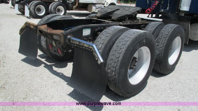 image for item J8547 2006 Freightliner Columbia semi truck