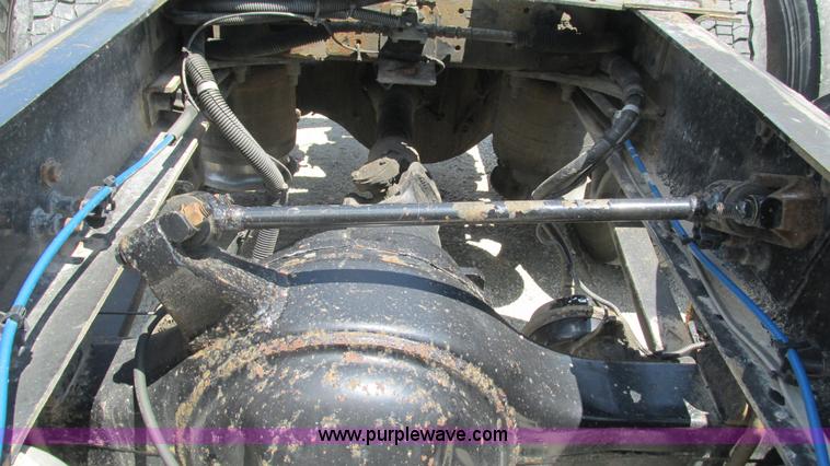 image for item J8547 2006 Freightliner Columbia semi truck