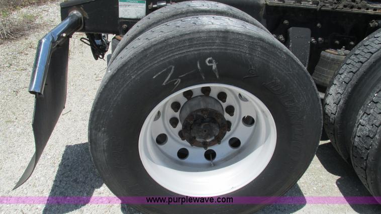 image for item J8547 2006 Freightliner Columbia semi truck