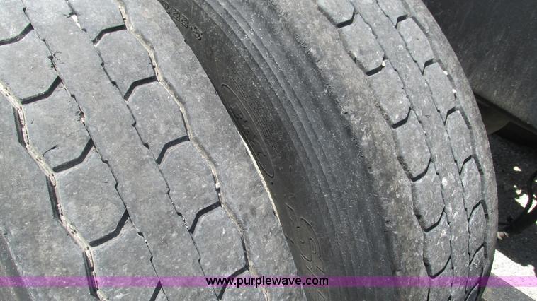 image for item J8547 2006 Freightliner Columbia semi truck