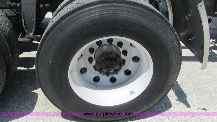 image for item J8547 2006 Freightliner Columbia semi truck