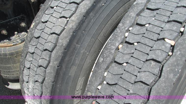 image for item J8547 2006 Freightliner Columbia semi truck