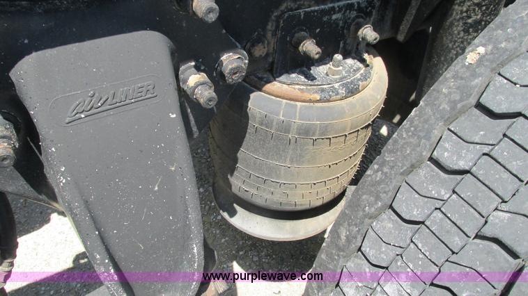 image for item J8547 2006 Freightliner Columbia semi truck