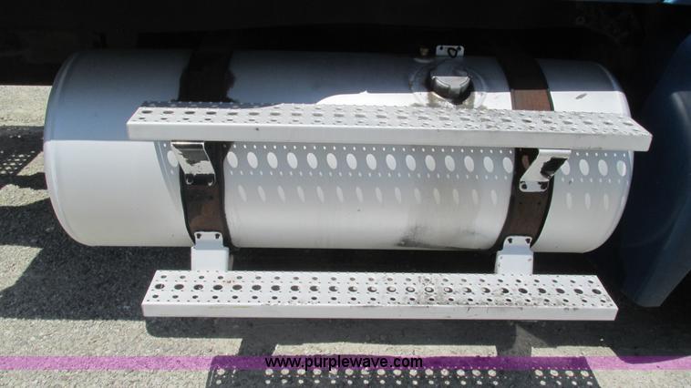 image for item J8547 2006 Freightliner Columbia semi truck