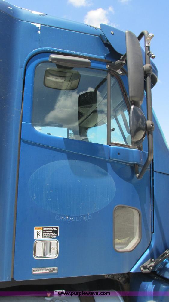 image for item J8547 2006 Freightliner Columbia semi truck