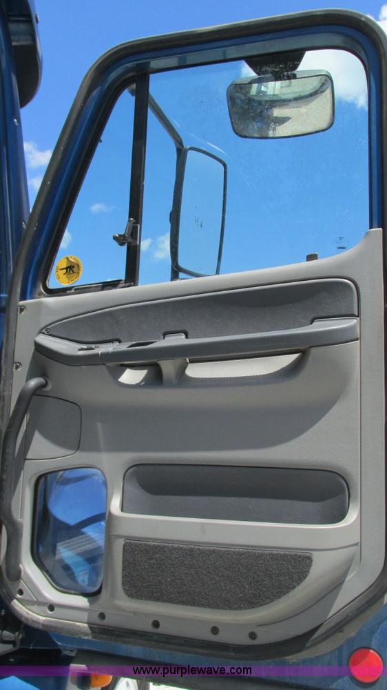 image for item J8547 2006 Freightliner Columbia semi truck