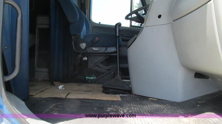 image for item J8547 2006 Freightliner Columbia semi truck