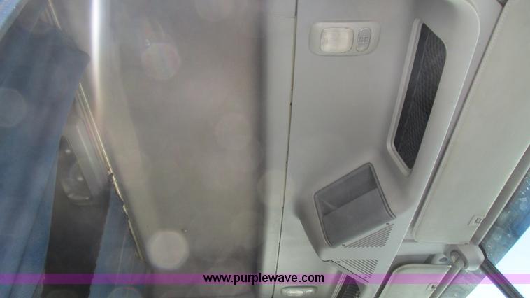 image for item J8547 2006 Freightliner Columbia semi truck