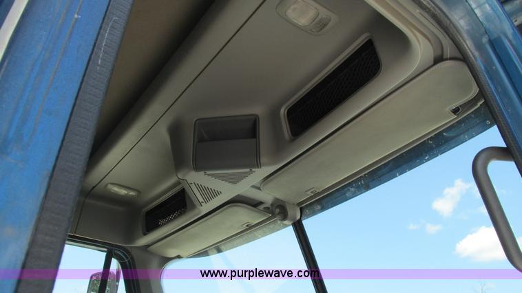 image for item J8547 2006 Freightliner Columbia semi truck