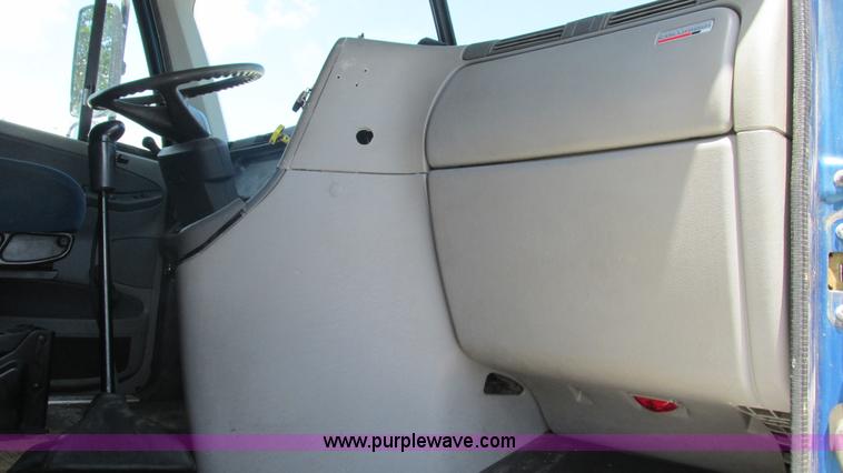 image for item J8547 2006 Freightliner Columbia semi truck