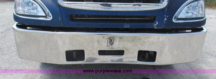 image for item J8547 2006 Freightliner Columbia semi truck