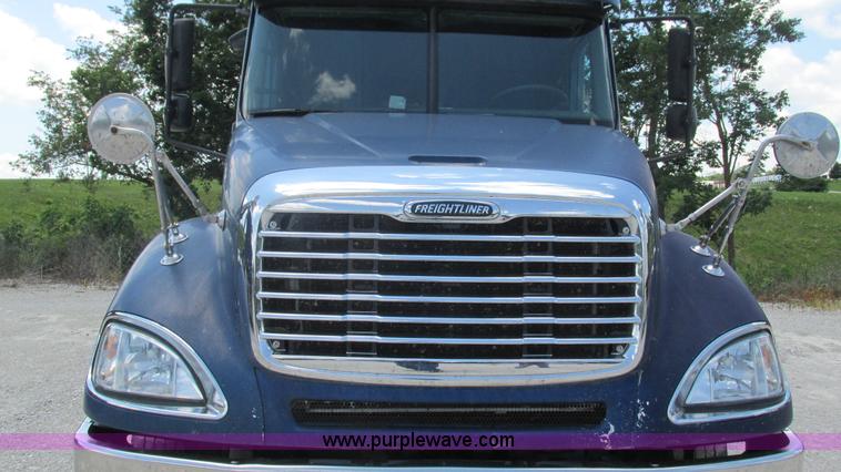 image for item J8547 2006 Freightliner Columbia semi truck