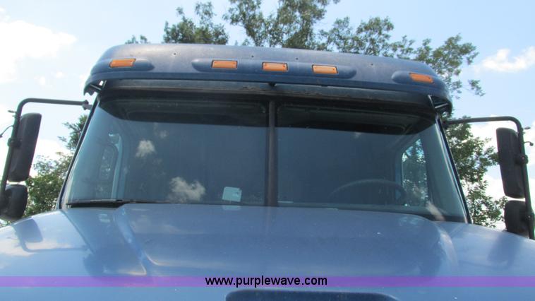 image for item J8547 2006 Freightliner Columbia semi truck