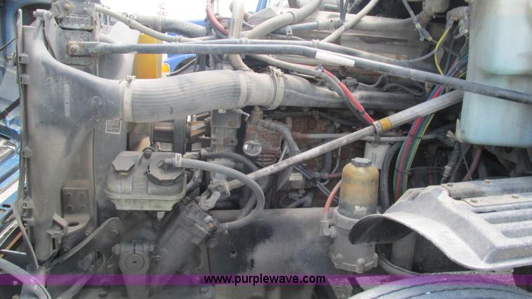 image for item J8547 2006 Freightliner Columbia semi truck