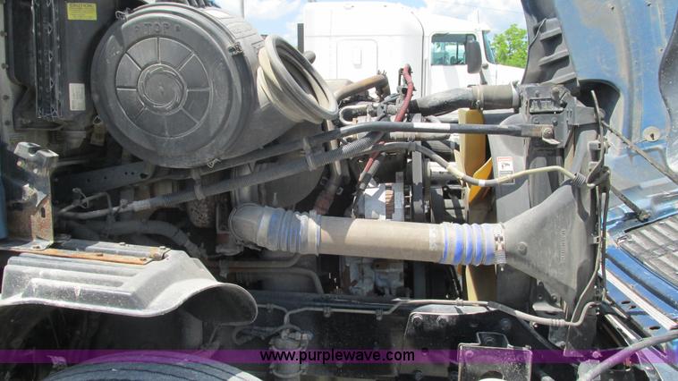 image for item J8547 2006 Freightliner Columbia semi truck