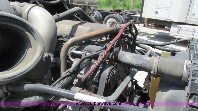 image for item J8547 2006 Freightliner Columbia semi truck