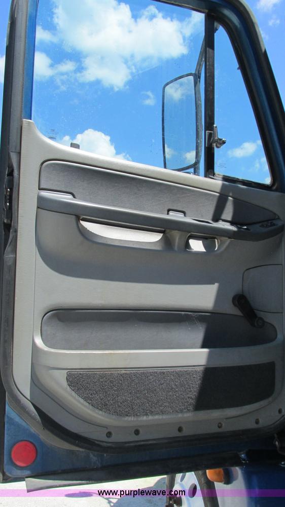 image for item J8547 2006 Freightliner Columbia semi truck