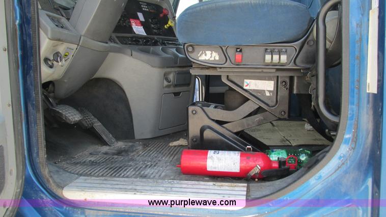 image for item J8547 2006 Freightliner Columbia semi truck