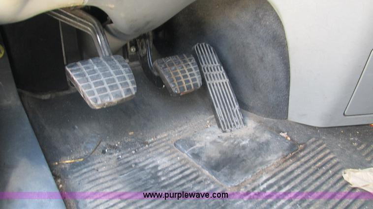 image for item J8547 2006 Freightliner Columbia semi truck