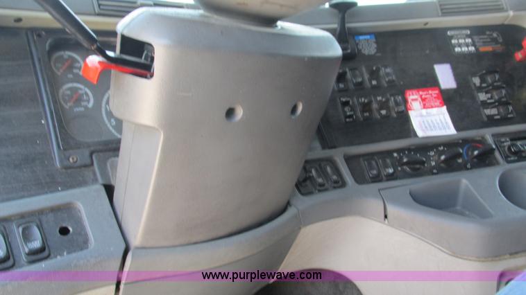 image for item J8547 2006 Freightliner Columbia semi truck