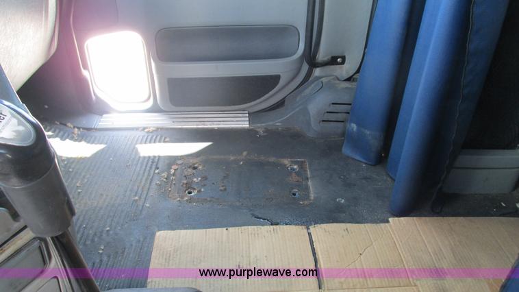 image for item J8547 2006 Freightliner Columbia semi truck