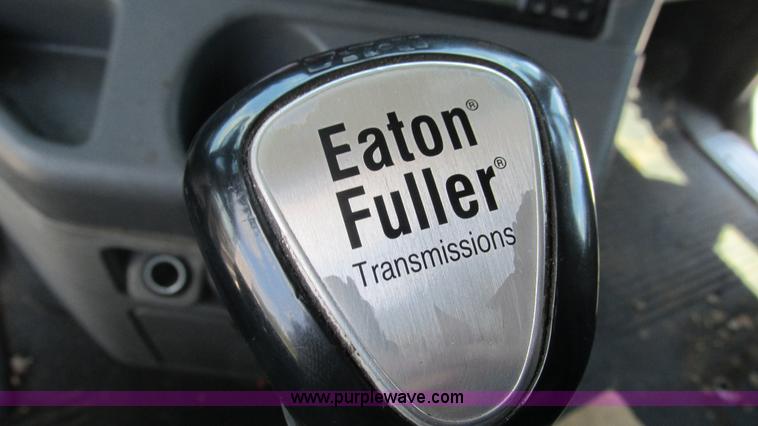 image for item J8547 2006 Freightliner Columbia semi truck