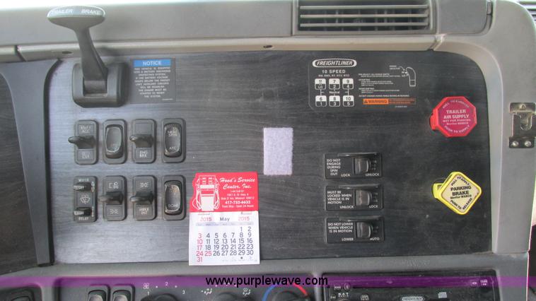 image for item J8547 2006 Freightliner Columbia semi truck