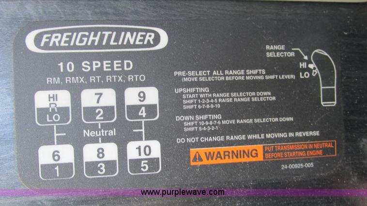 image for item J8547 2006 Freightliner Columbia semi truck