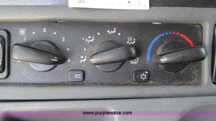 image for item J8547 2006 Freightliner Columbia semi truck