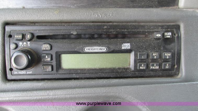 image for item J8547 2006 Freightliner Columbia semi truck