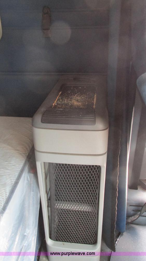 image for item J8547 2006 Freightliner Columbia semi truck