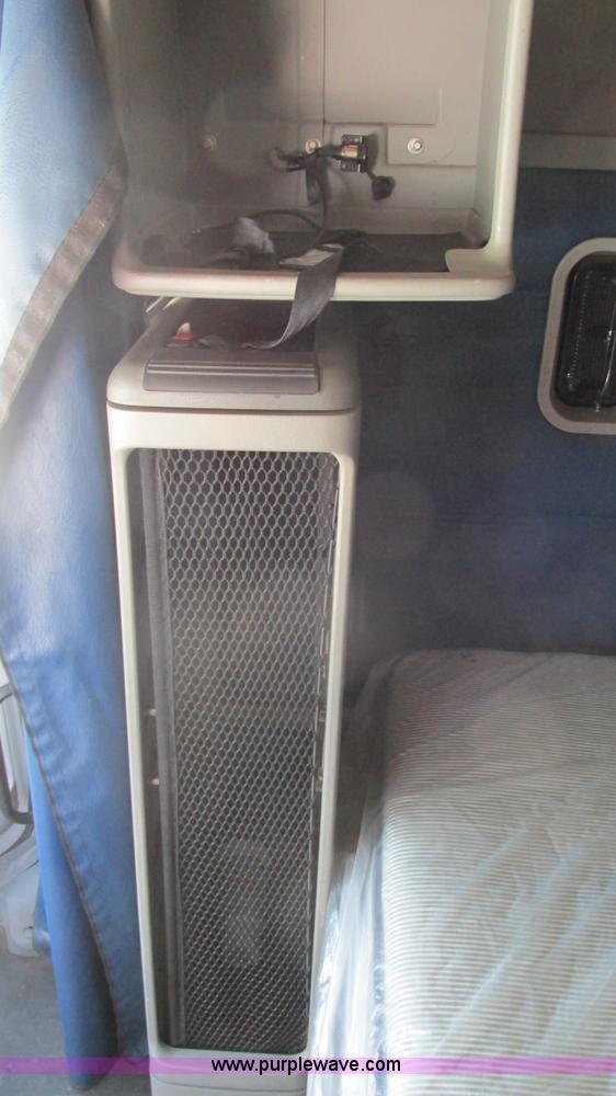 image for item J8547 2006 Freightliner Columbia semi truck