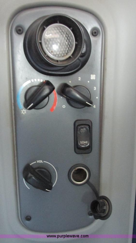 image for item J8547 2006 Freightliner Columbia semi truck