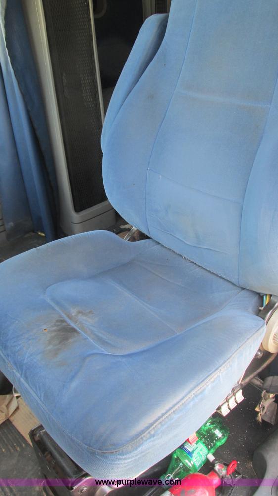 image for item J8547 2006 Freightliner Columbia semi truck