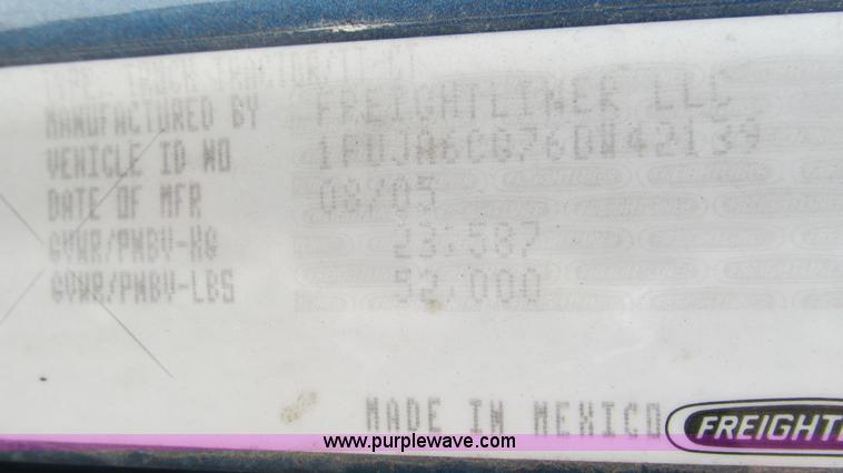 image for item J8547 2006 Freightliner Columbia semi truck