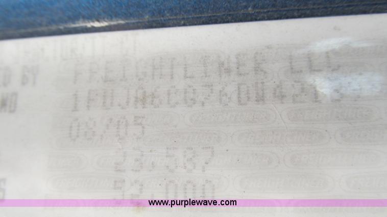 image for item J8547 2006 Freightliner Columbia semi truck