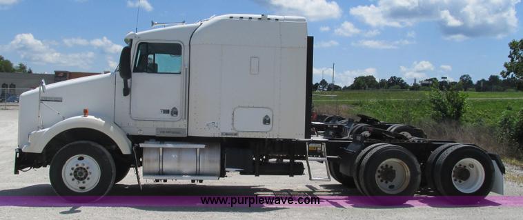 image for item J8548 1999 Kenworth T800 semi truck