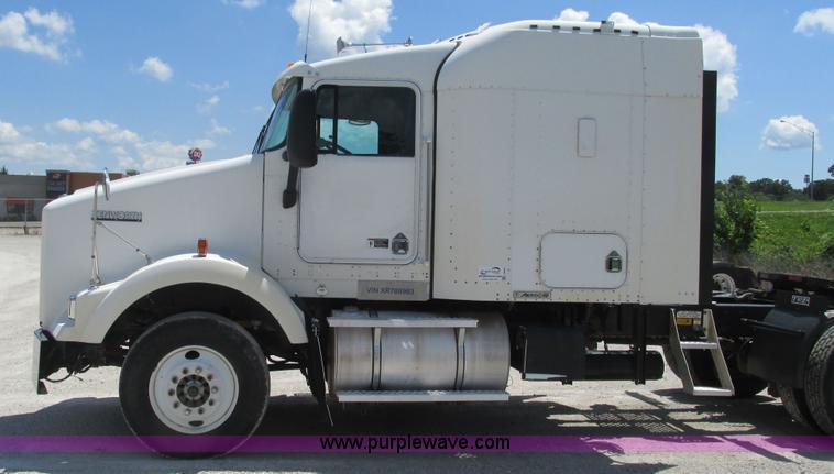 image for item J8548 1999 Kenworth T800 semi truck