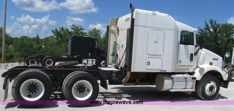 image for item J8548 1999 Kenworth T800 semi truck