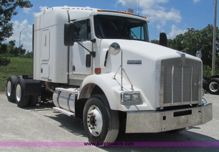 image for item J8548 1999 Kenworth T800 semi truck