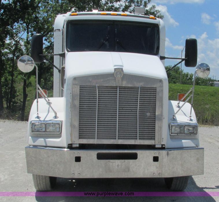 image for item J8548 1999 Kenworth T800 semi truck