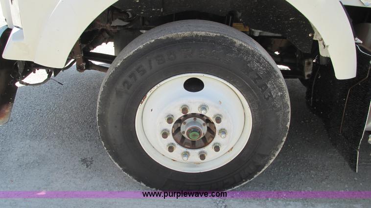 image for item J8548 1999 Kenworth T800 semi truck