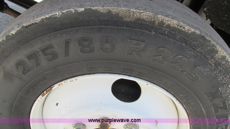 image for item J8548 1999 Kenworth T800 semi truck